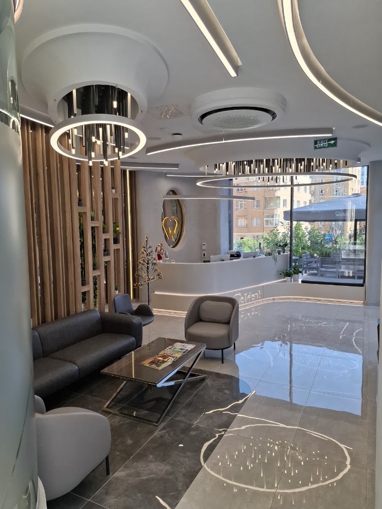 Welldent’in yenilenen aydınlık bekleme ve danışma alanı